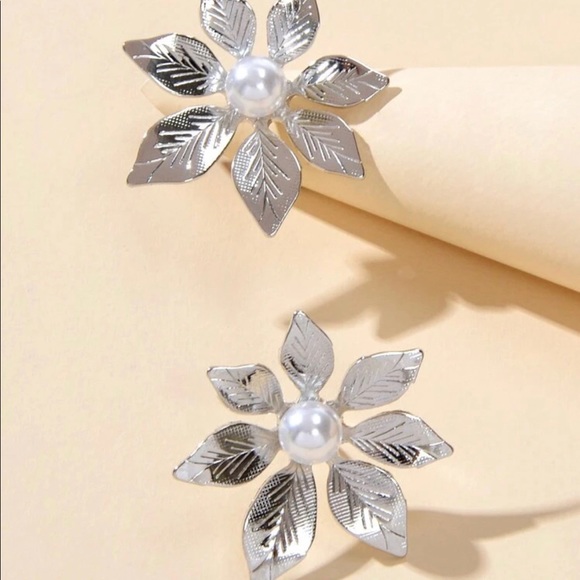 Silver Flower Stud Earrings Faux Pearl Center New - Picture 2 of 3
